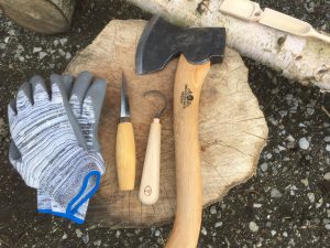 Beil, Messer und Schnittschutzhandschuhe
