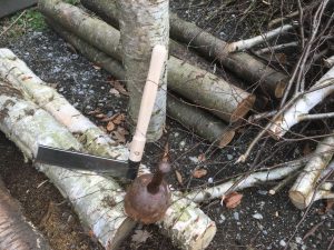Der Holzblock wird zerteilt